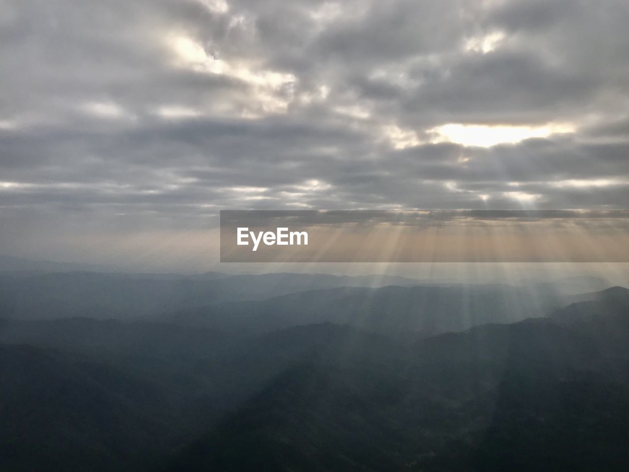 SCENIC VIEW OF MAJESTIC MOUNTAINS AGAINST SKY