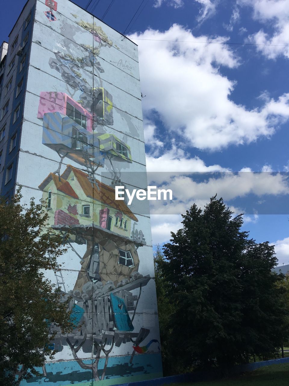 LOW ANGLE VIEW OF INFORMATION SIGN BY BUILDING AGAINST SKY