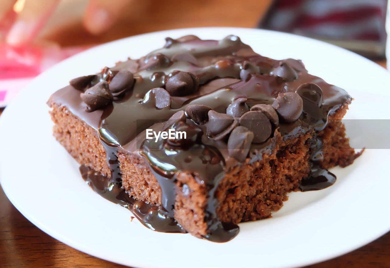 CLOSE-UP OF CHOCOLATE CAKE IN PLATE