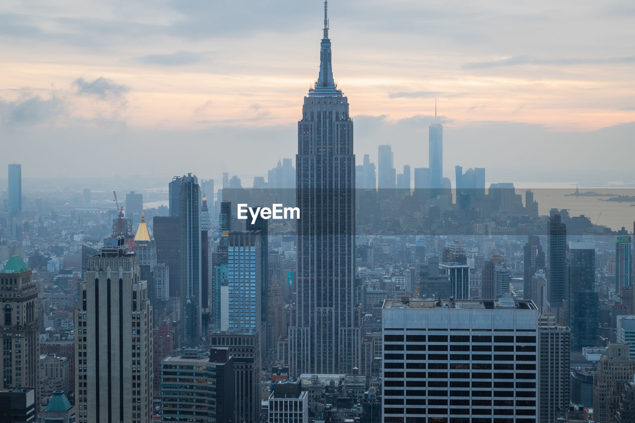 New york skyline from the top of the rock observation deck in rockefeller center sunset view 