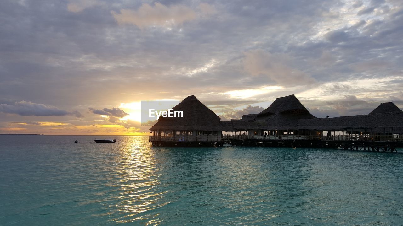 VIEW OF SEA AGAINST SKY DURING SUNSET