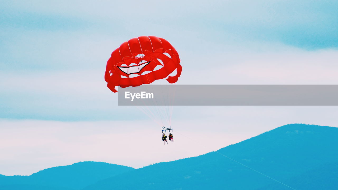 LOW ANGLE VIEW OF MAN IN MID-AIR AGAINST SKY