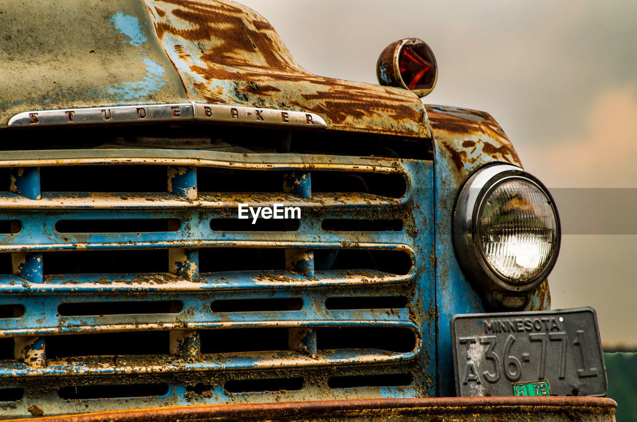 CLOSE-UP OF OLD ABANDONED CAR