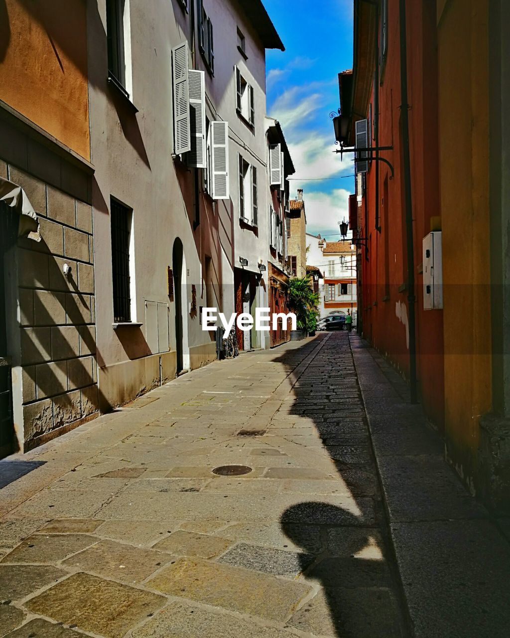 VIEW OF NARROW ALLEY