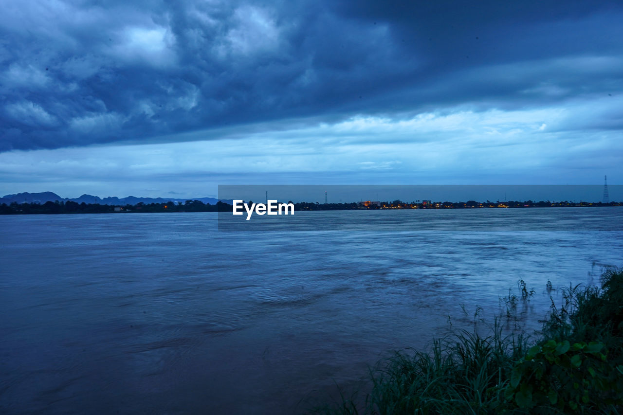 SCENIC VIEW OF SEA AGAINST SKY IN CITY