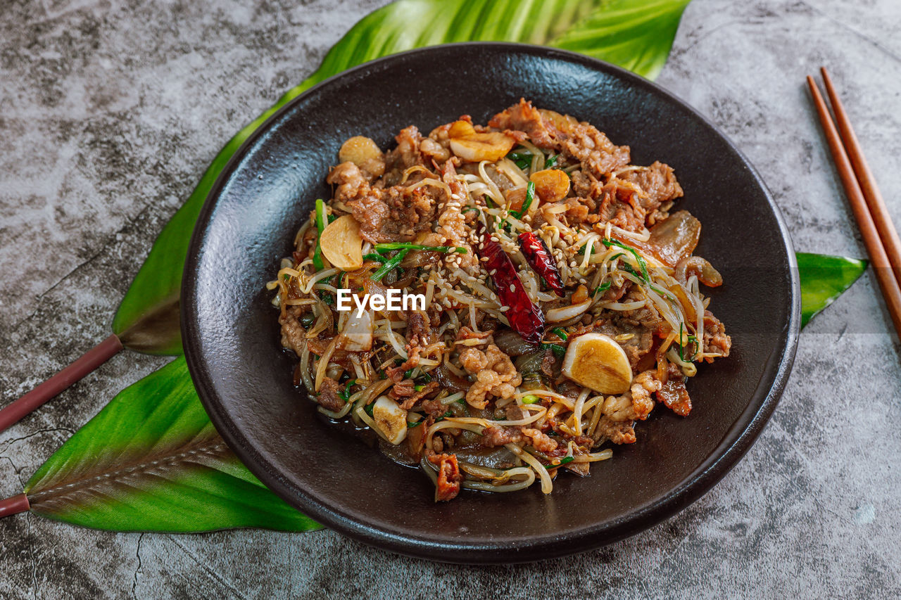 HIGH ANGLE VIEW OF FOOD IN PLATE