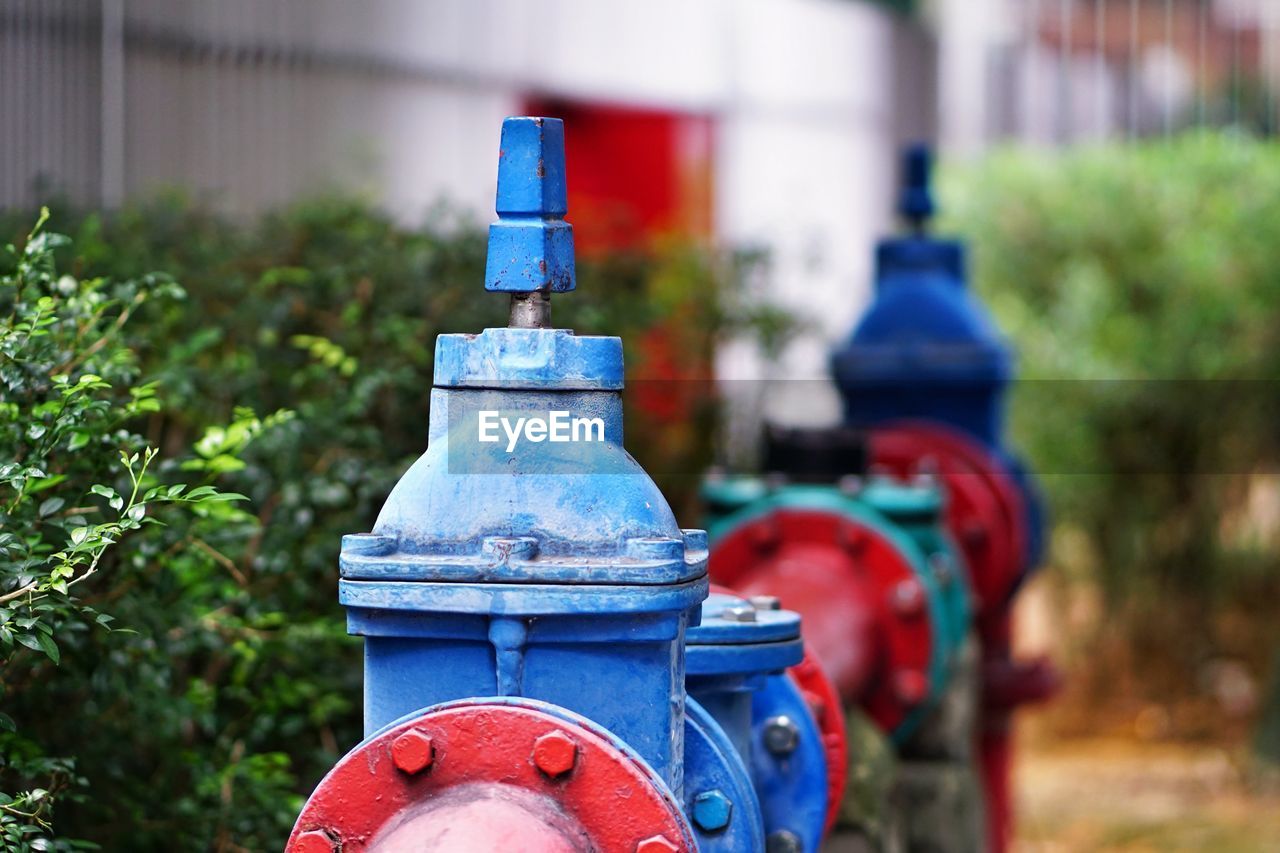 CLOSE-UP OF FIRE HYDRANT AGAINST CLEAR SKY IN PARK