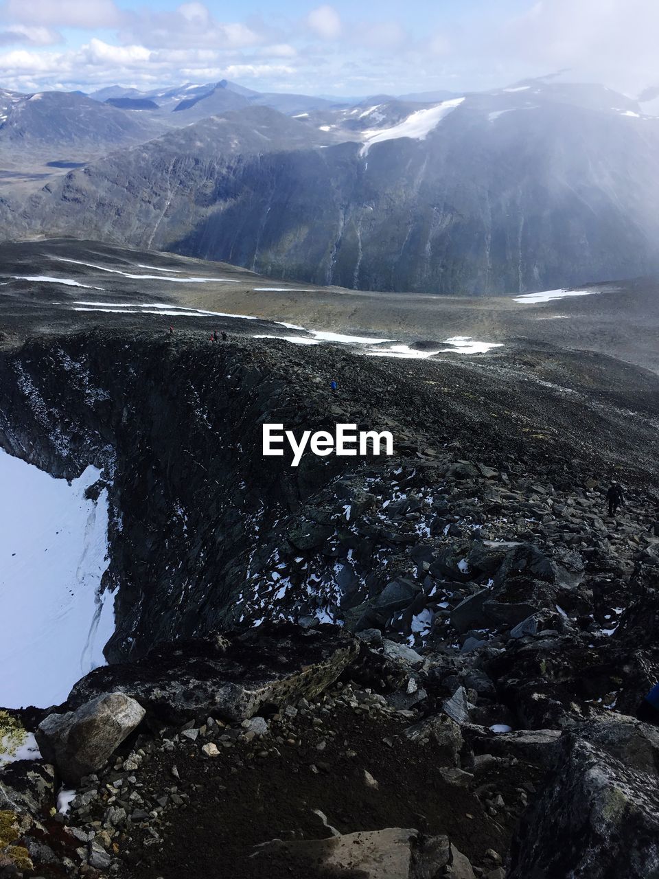 SCENIC VIEW OF LAKE BY MOUNTAIN AGAINST SKY