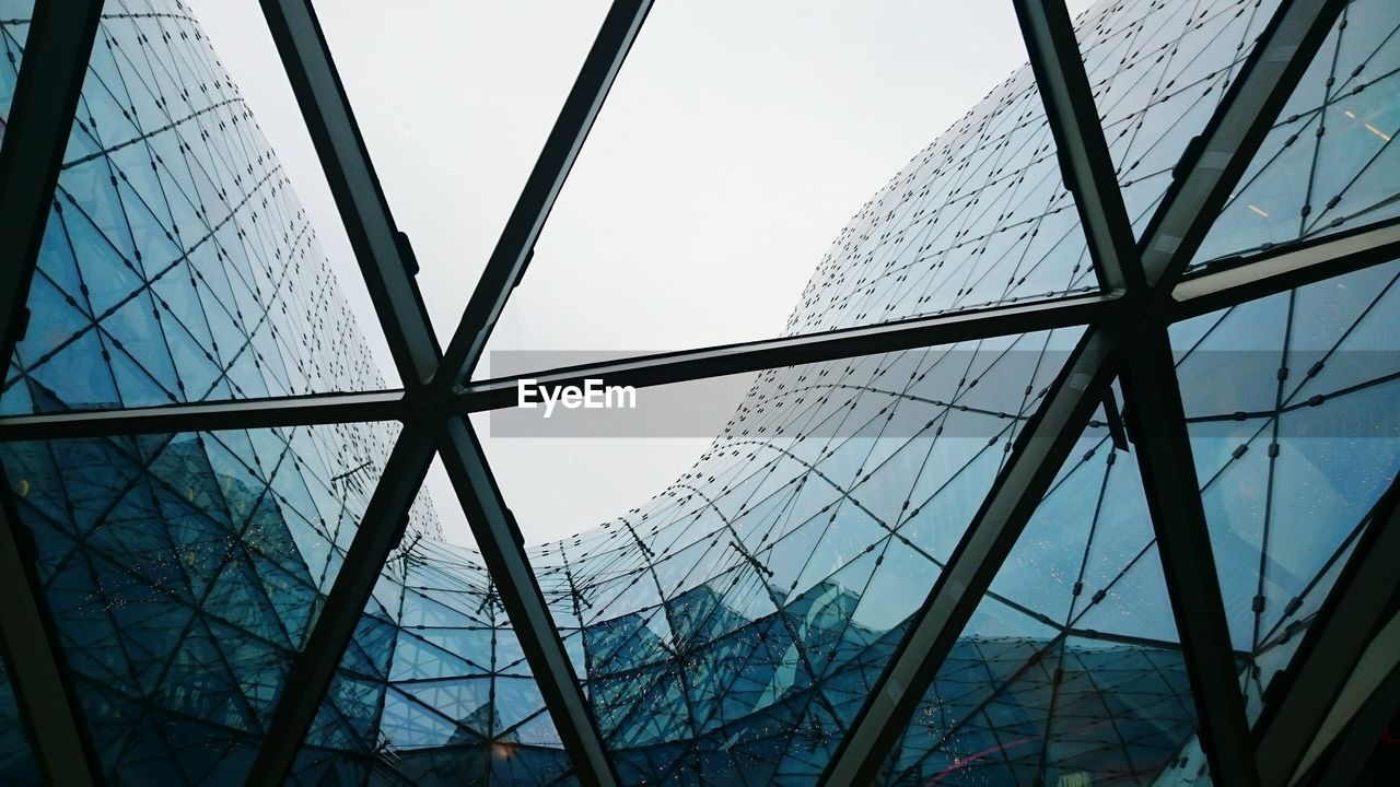 LOW ANGLE VIEW OF MODERN OFFICE BUILDING