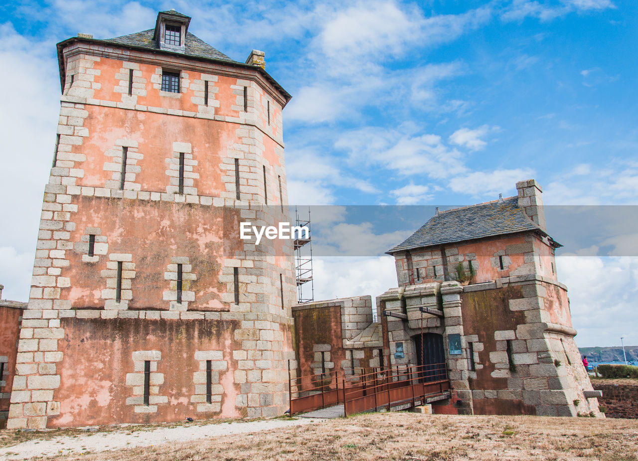 LOW ANGLE VIEW OF HISTORICAL BUILDING