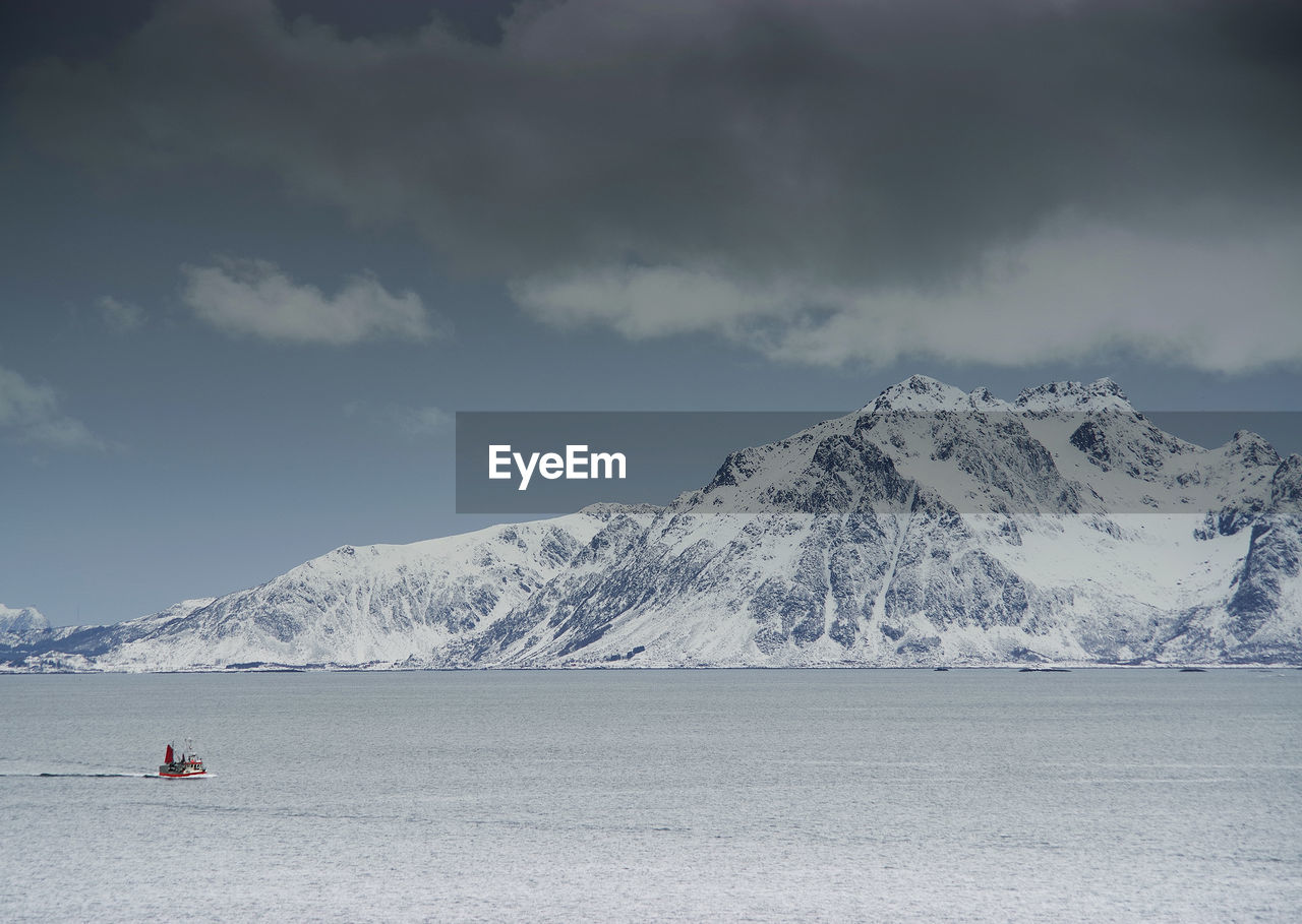 SNOWCAPPED MOUNTAIN AGAINST SKY