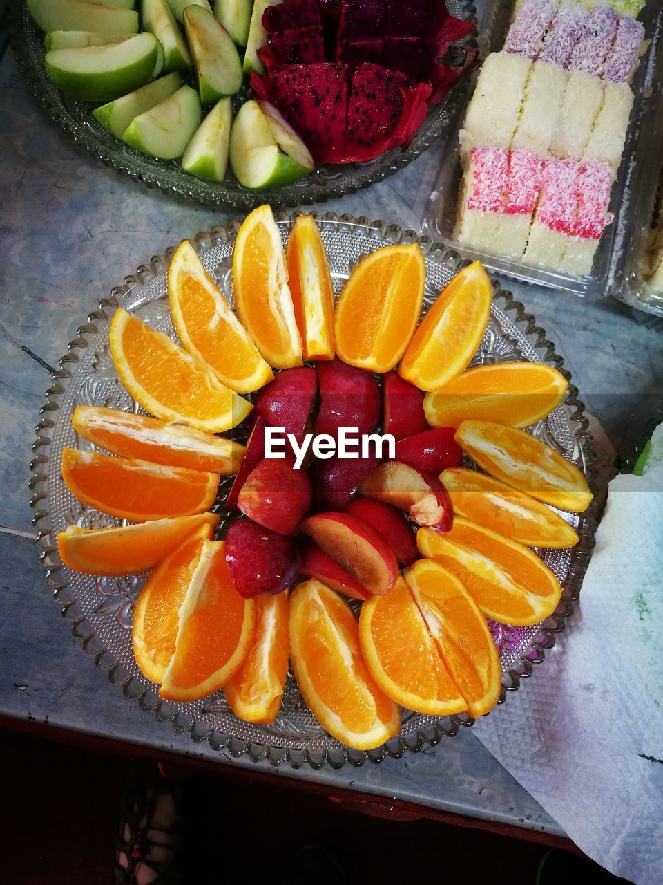 CLOSE-UP OF MULTI COLORED FRUITS