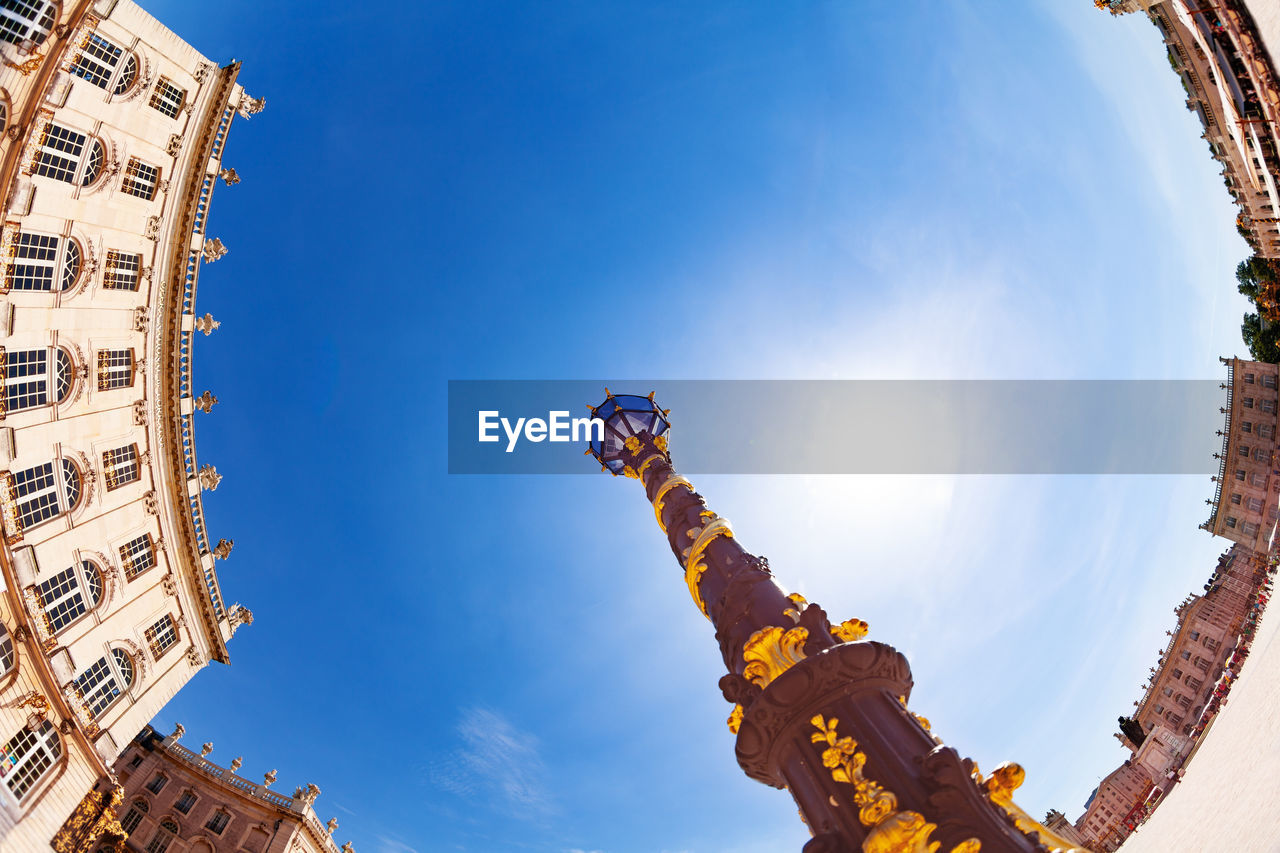 LOW ANGLE VIEW OF BUILDINGS AGAINST SKY