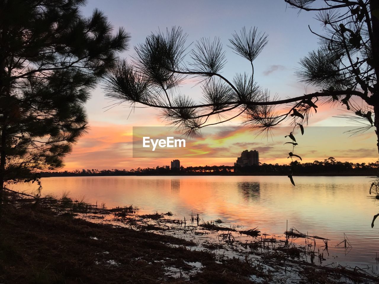 SCENIC VIEW OF LAKE AGAINST SKY AT SUNSET