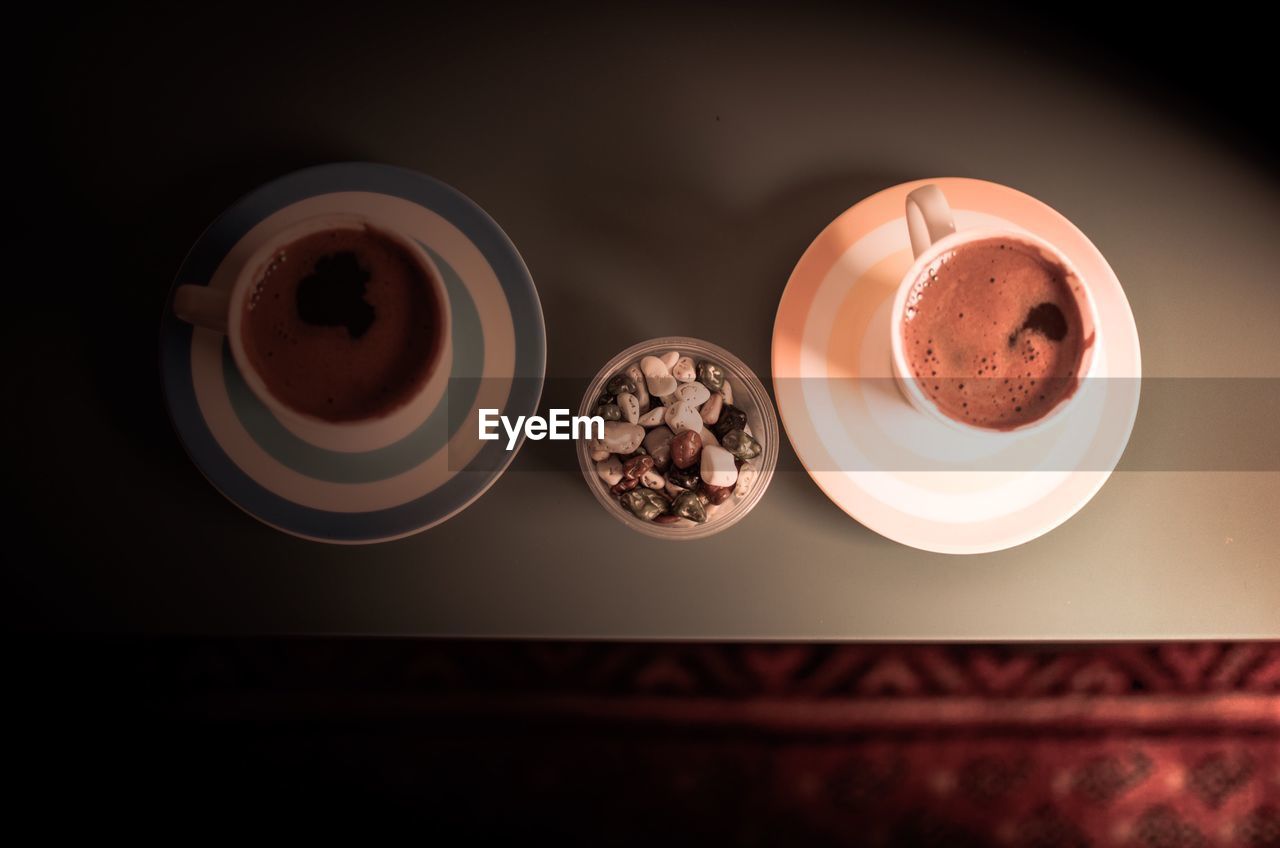 HIGH ANGLE VIEW OF COFFEE AND CUP ON TABLE