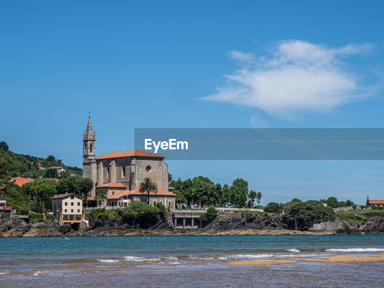 BUILDINGS BY SEA AGAINST SKY