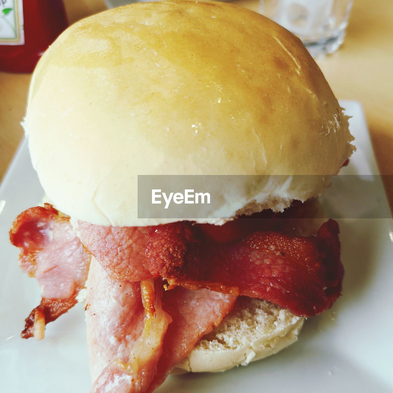 CLOSE-UP OF BURGER ON PLATE