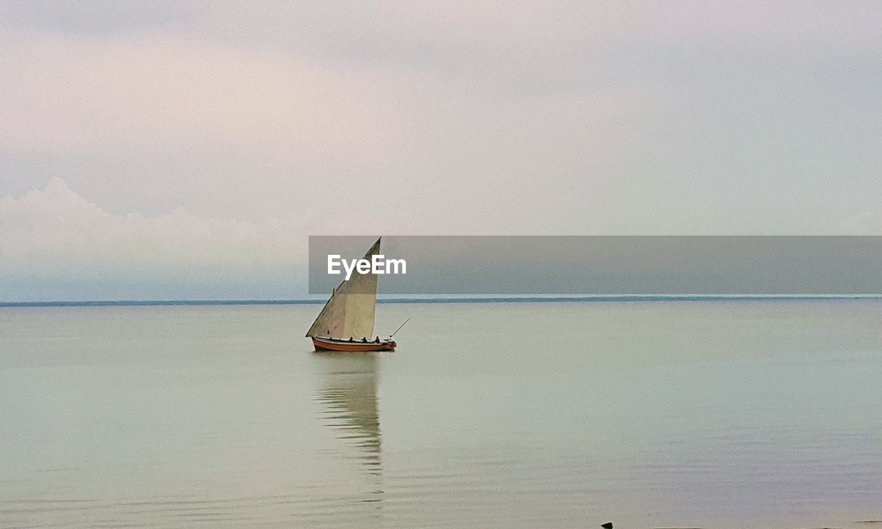 SAILBOAT IN SEA AGAINST SKY