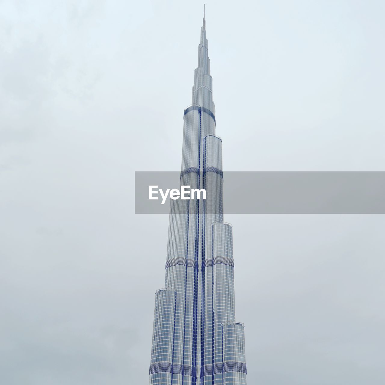 LOW ANGLE VIEW OF MODERN BUILDING AGAINST SKY