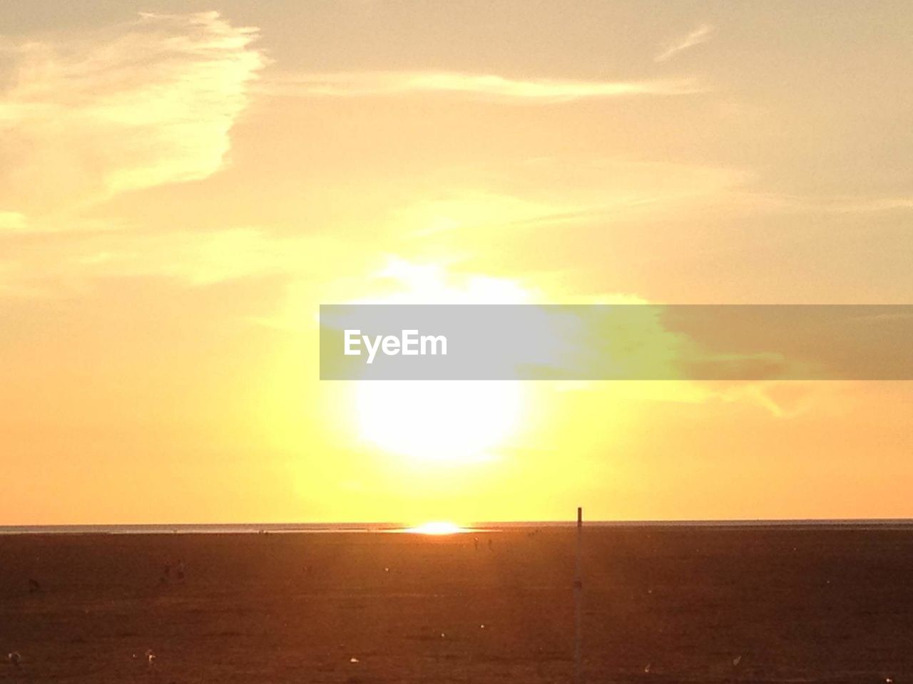 SCENIC VIEW OF SEA AGAINST SKY AT SUNSET