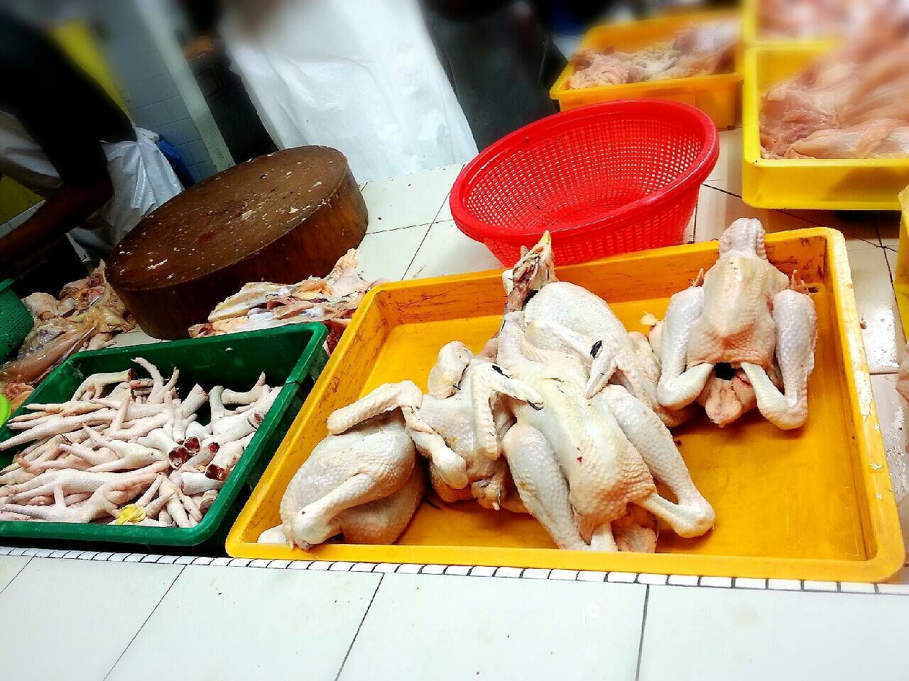 HIGH ANGLE VIEW OF FOOD IN KITCHEN