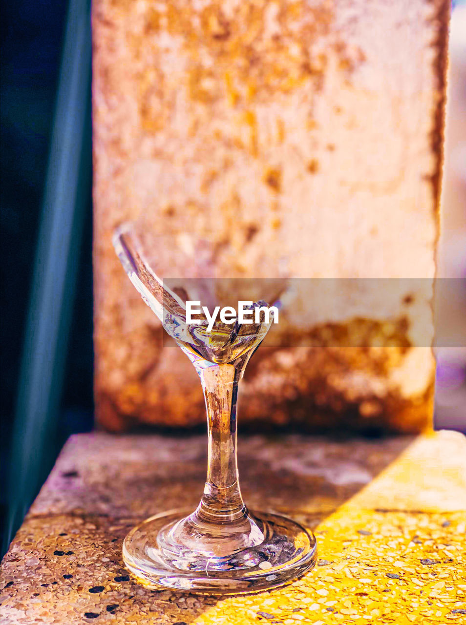 CLOSE-UP OF GLASS OF WINE