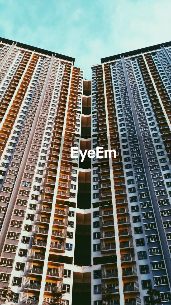 LOW ANGLE VIEW OF MODERN BUILDINGS AGAINST CLEAR SKY