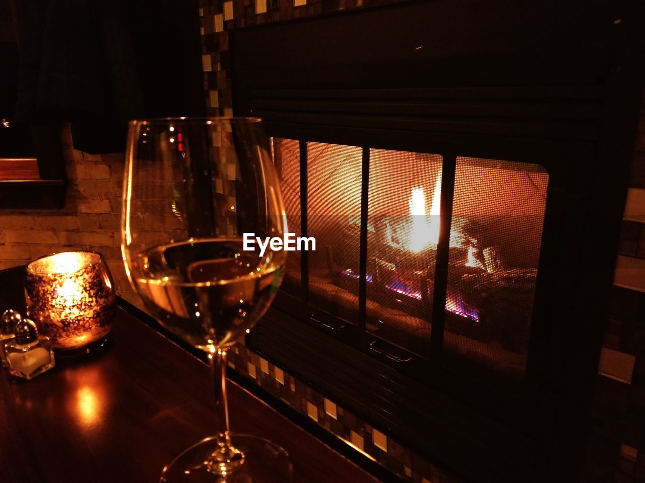 CLOSE-UP OF WINEGLASS ON TABLE