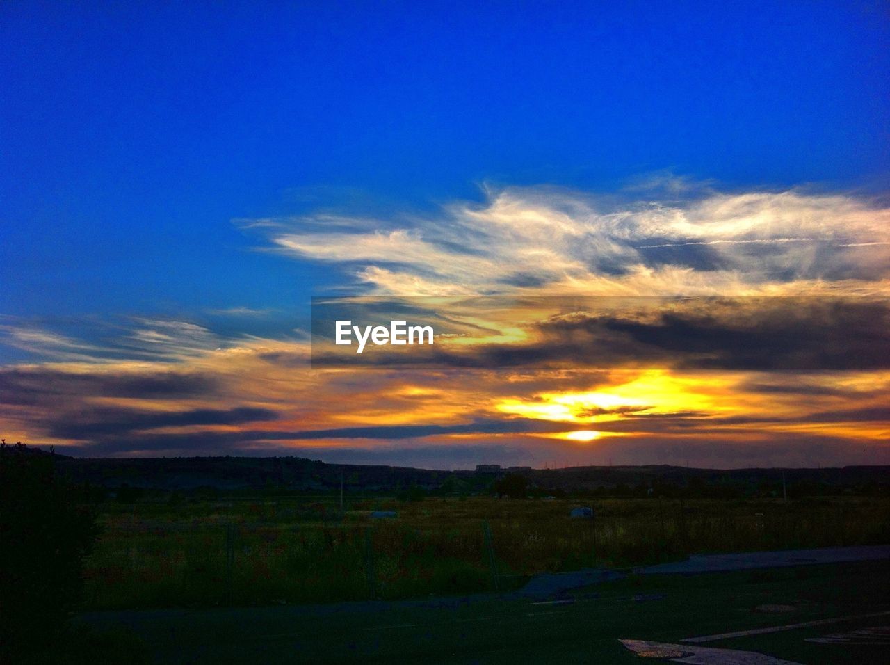 SCENIC VIEW OF LANDSCAPE AT SUNSET