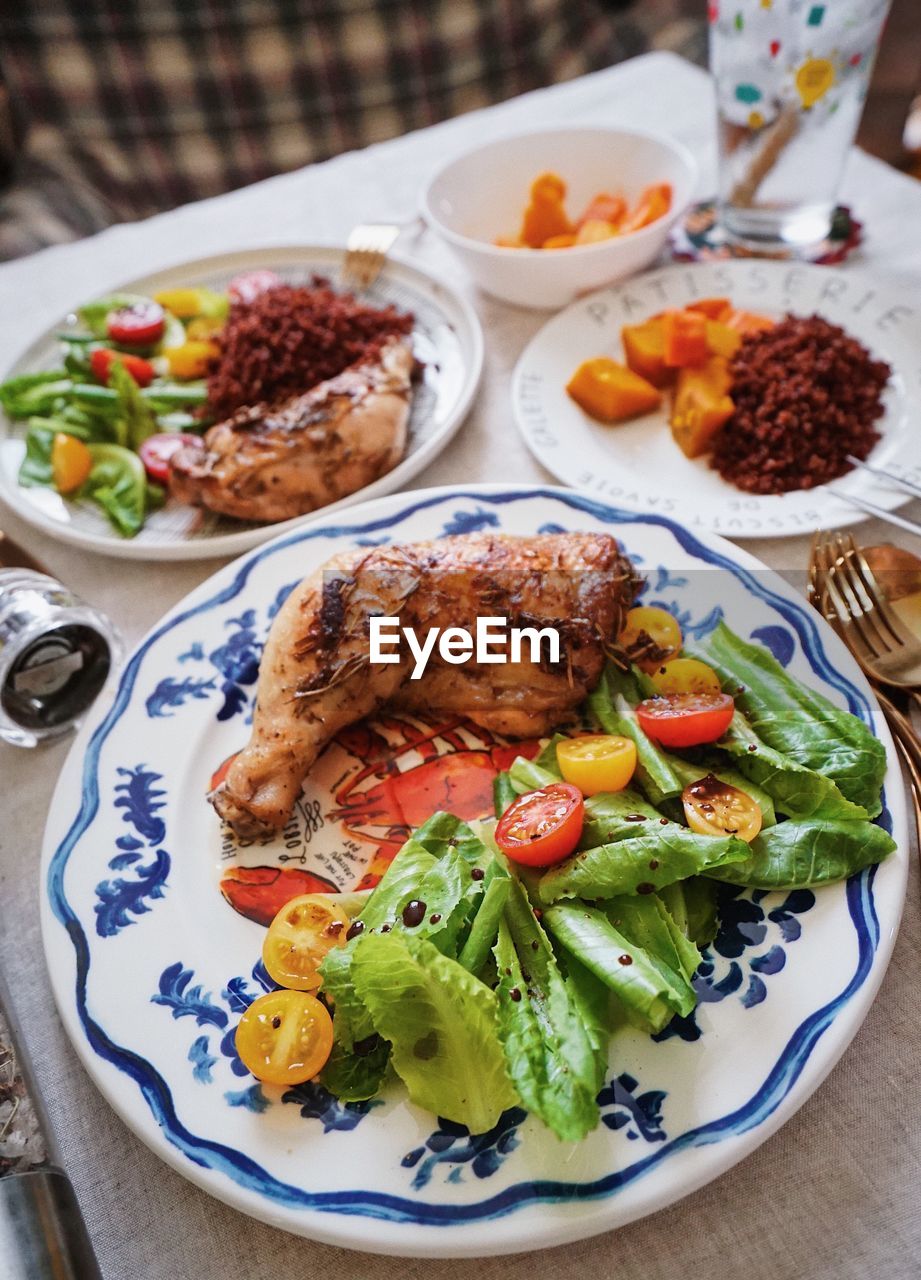 HIGH ANGLE VIEW OF FOOD SERVED IN PLATE