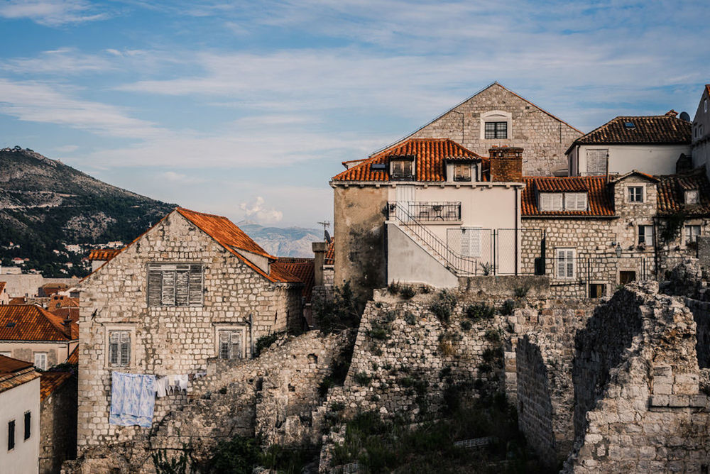 VIEW OF BUILDINGS AGAINST CLOUDY SKY