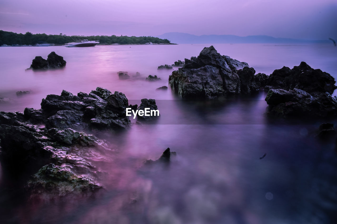 SCENIC VIEW OF SEA AGAINST ROCKS