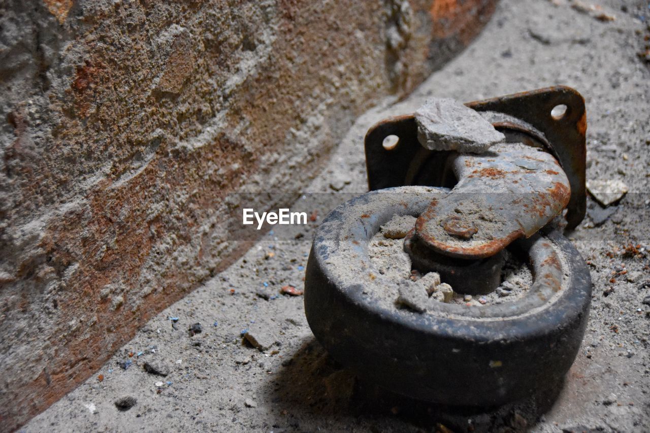 CLOSE-UP OF RUSTY METAL ON SURFACE