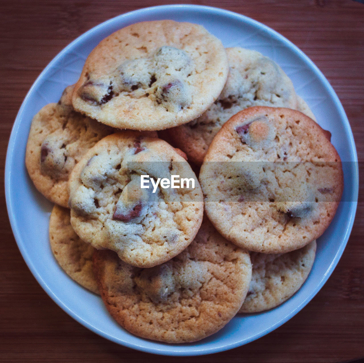 HIGH ANGLE VIEW OF COOKIES IN BOWL