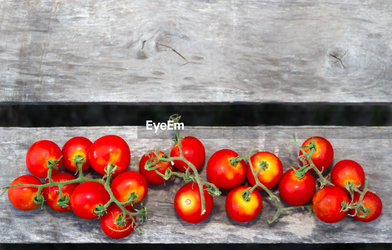 HIGH ANGLE VIEW OF RED TOMATOES ON TABLE