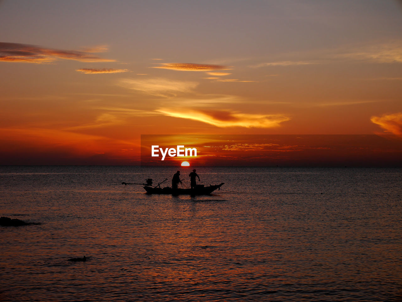 SILHOUETTE BOAT IN SEA AGAINST SUNSET SKY