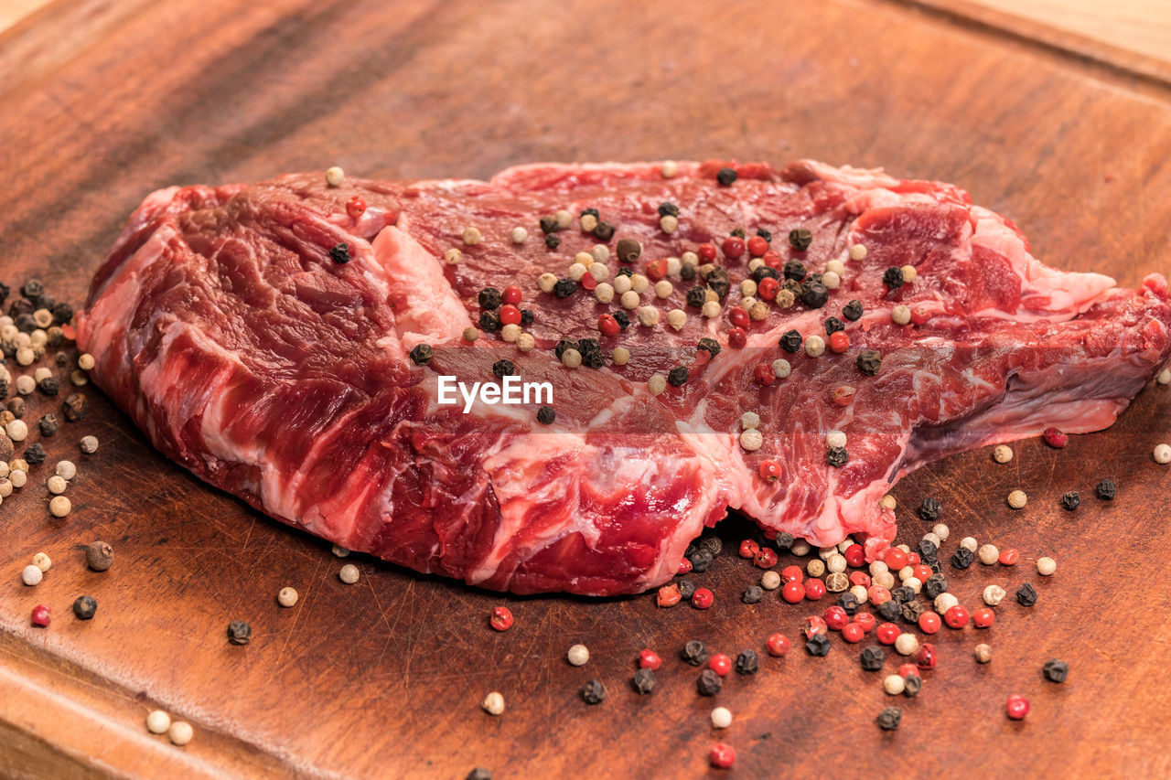 HIGH ANGLE VIEW OF CHOPPED MEAT ON CUTTING BOARD