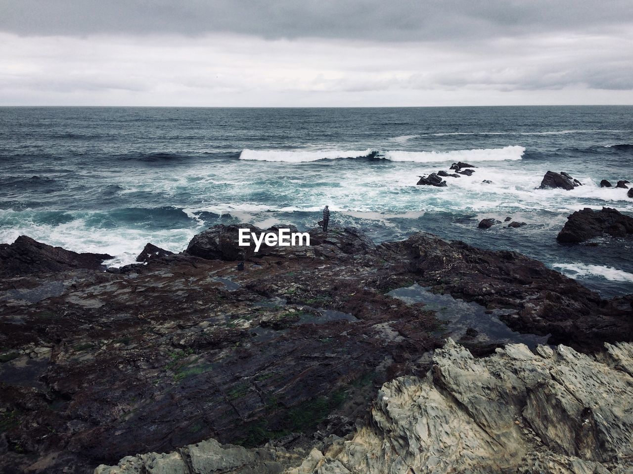 SCENIC VIEW OF ROCKS ON SEA AGAINST SKY