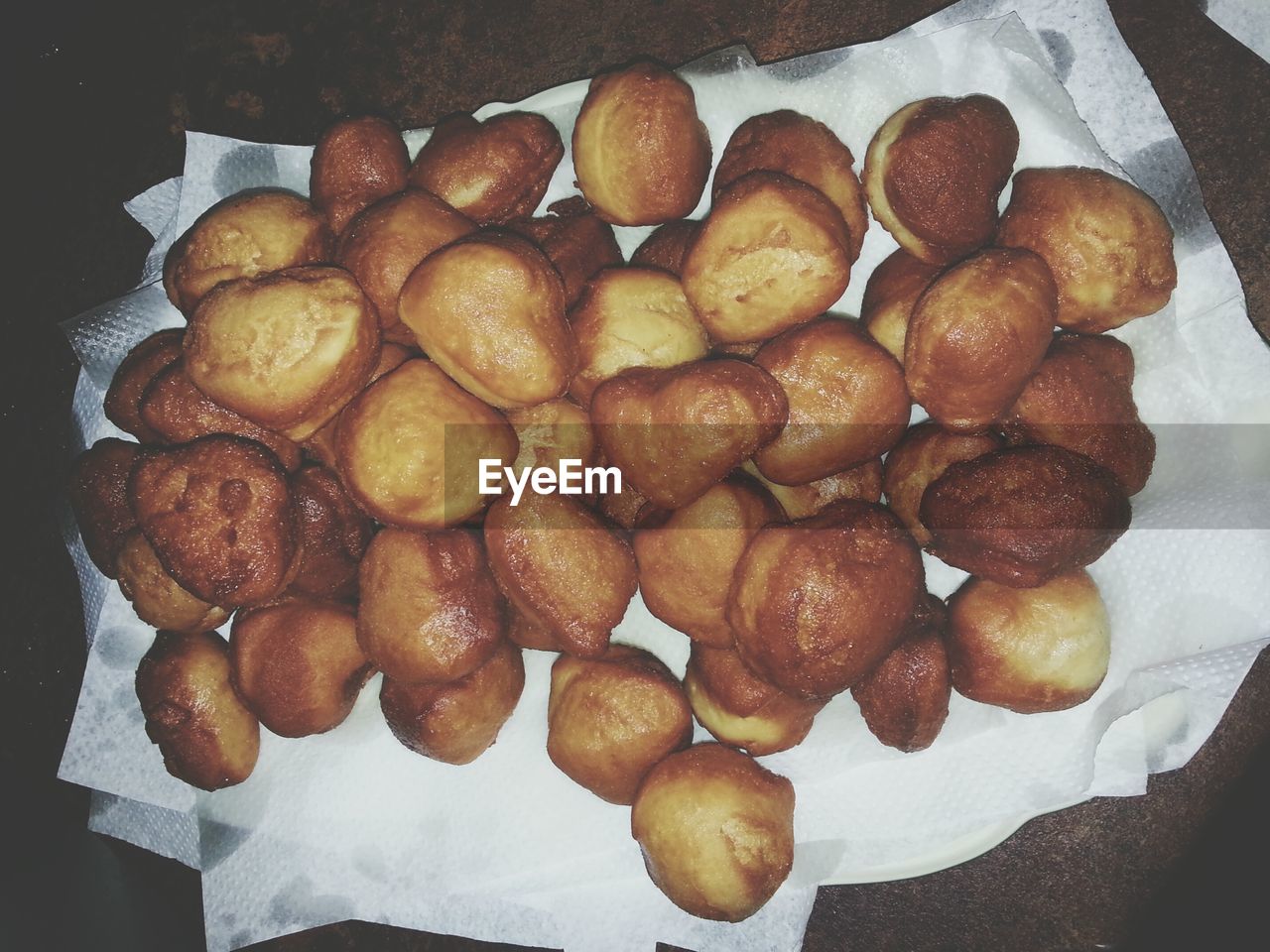 HIGH ANGLE VIEW OF BREAD IN PLATE ON TABLE