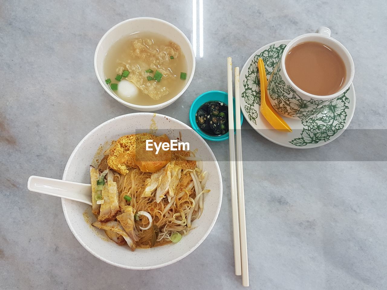 HIGH ANGLE VIEW OF FOOD ON TABLE