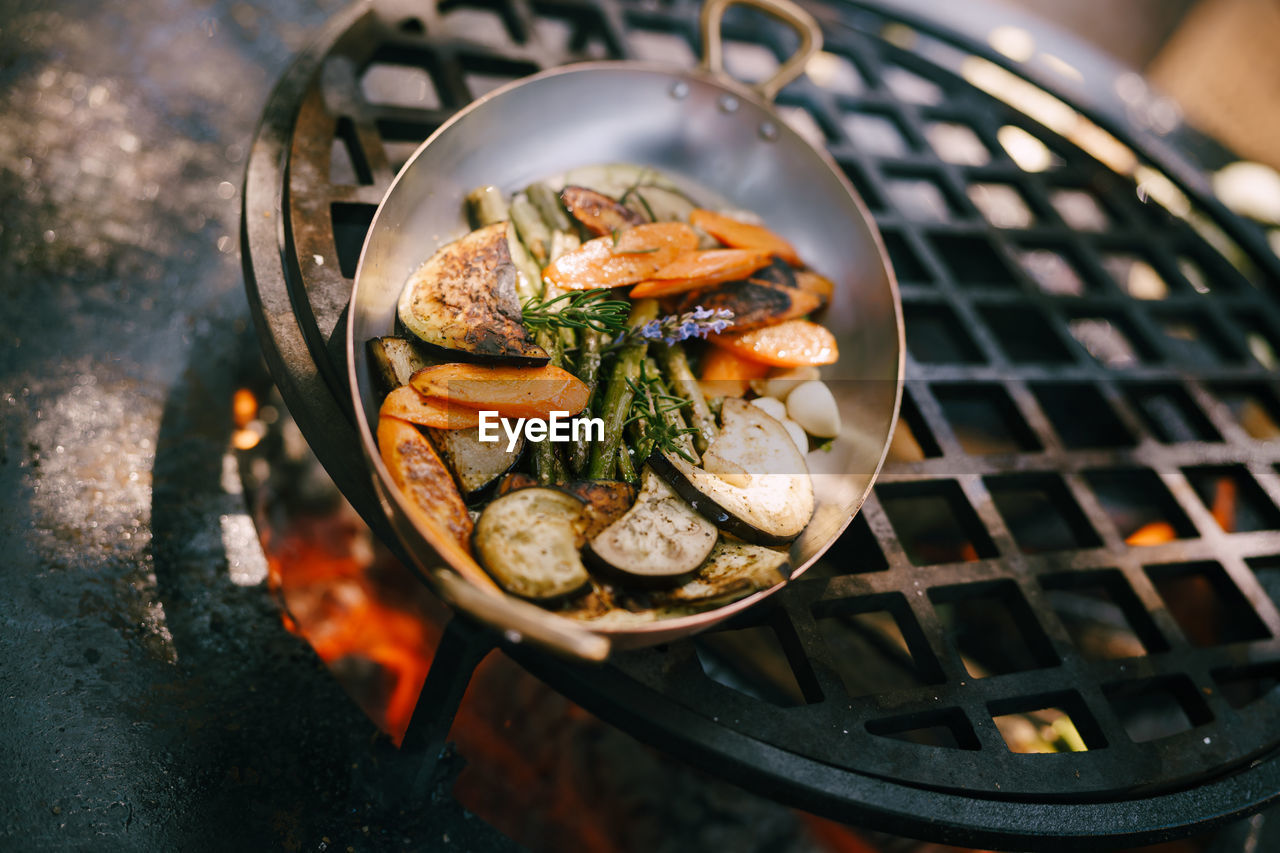 HIGH ANGLE VIEW OF MEAT IN BARBECUE GRILL