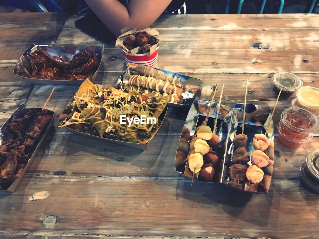 HIGH ANGLE VIEW OF WOMAN PREPARING FOOD AT TABLE