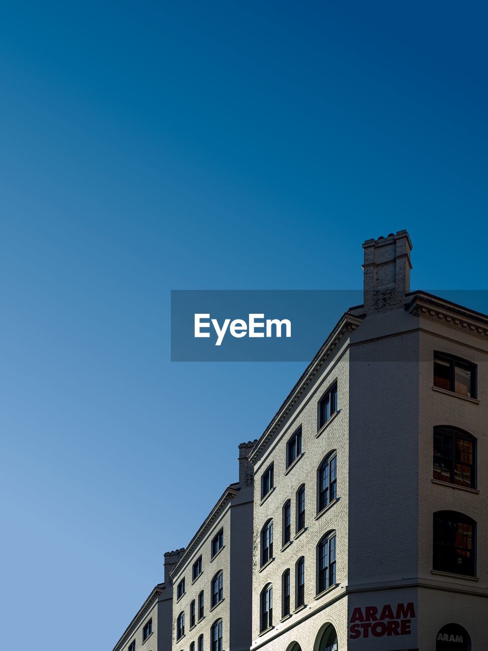 LOW ANGLE VIEW OF HISTORIC BUILDING AGAINST BLUE SKY