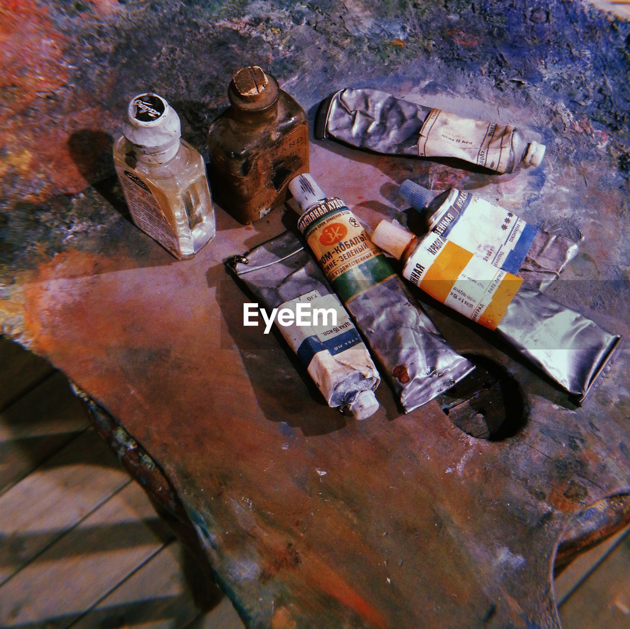 HIGH ANGLE VIEW OF PAINTBRUSHES IN BOWL ON TABLE