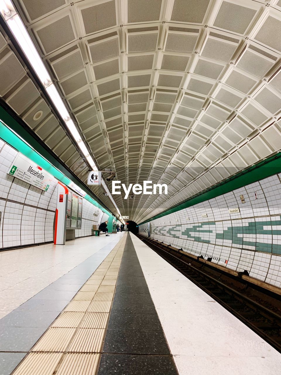 EMPTY SUBWAY STATION PLATFORM