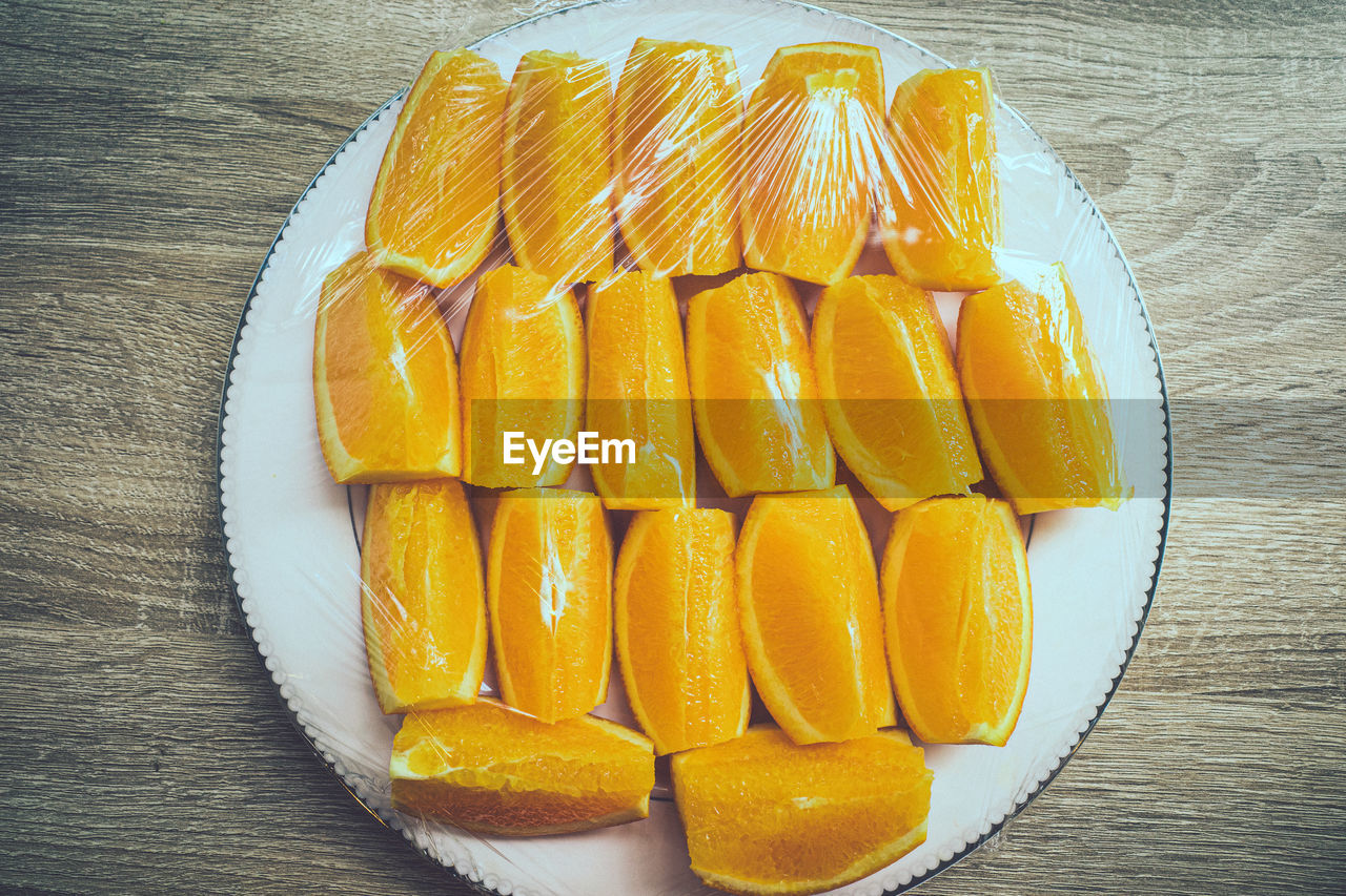 HIGH ANGLE VIEW OF ORANGE FRUITS IN PLATE