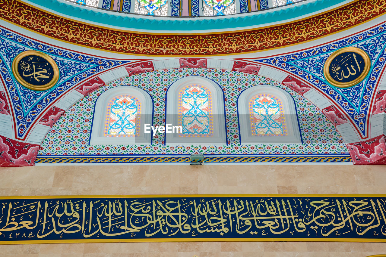 LOW ANGLE VIEW OF ORNATE CEILING IN TEMPLE