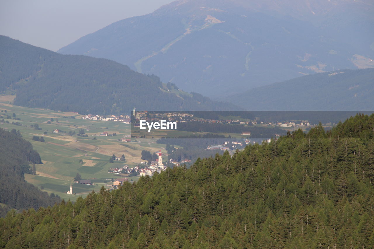 SCENIC VIEW OF FIELD AGAINST MOUNTAINS