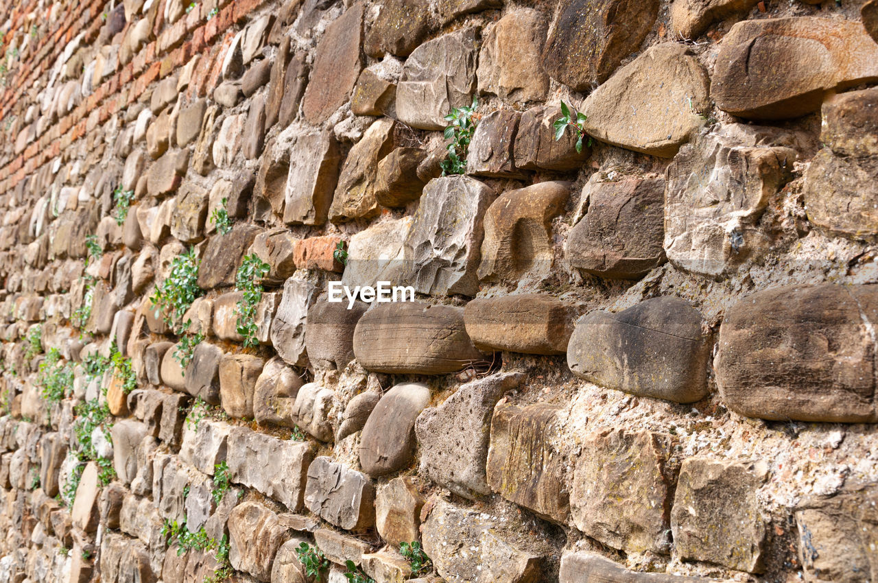 FULL FRAME SHOT OF STONE WALL WITH ROCKS