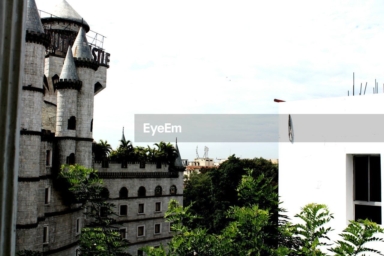 LOW ANGLE VIEW OF BUILDINGS AGAINST SKY